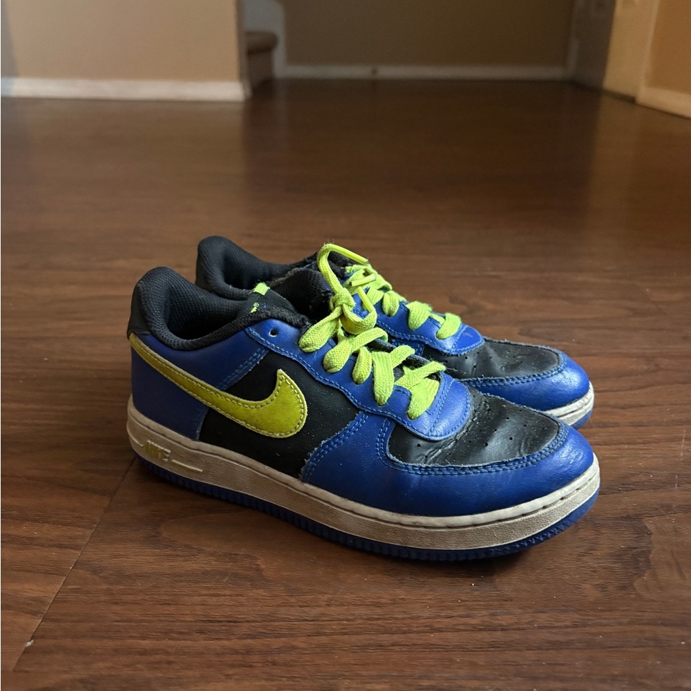 Nike Kids Black and Blue Sneakers with electric green Accents